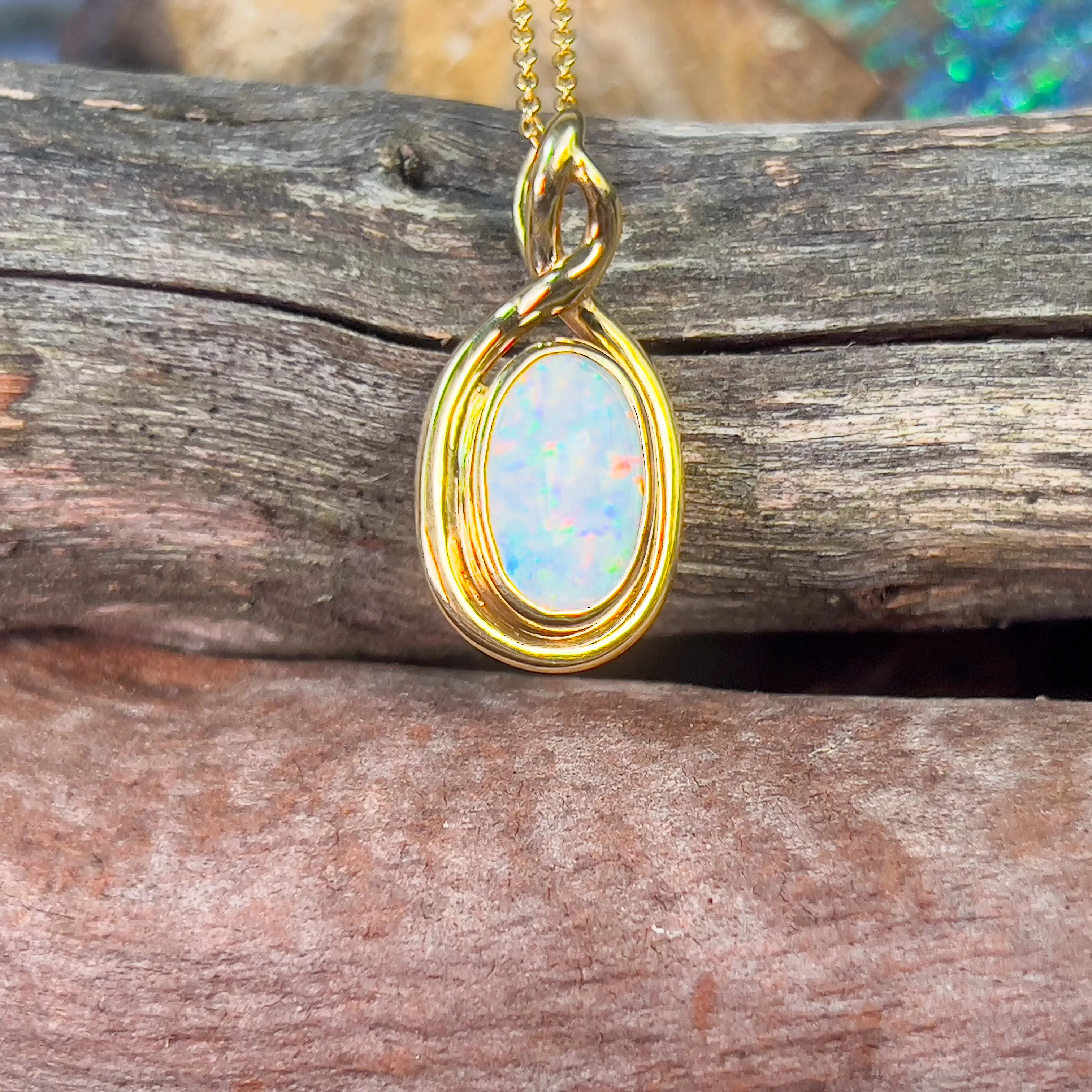 18kt Yellow Gold Oval White Opal 1.2ct pendant