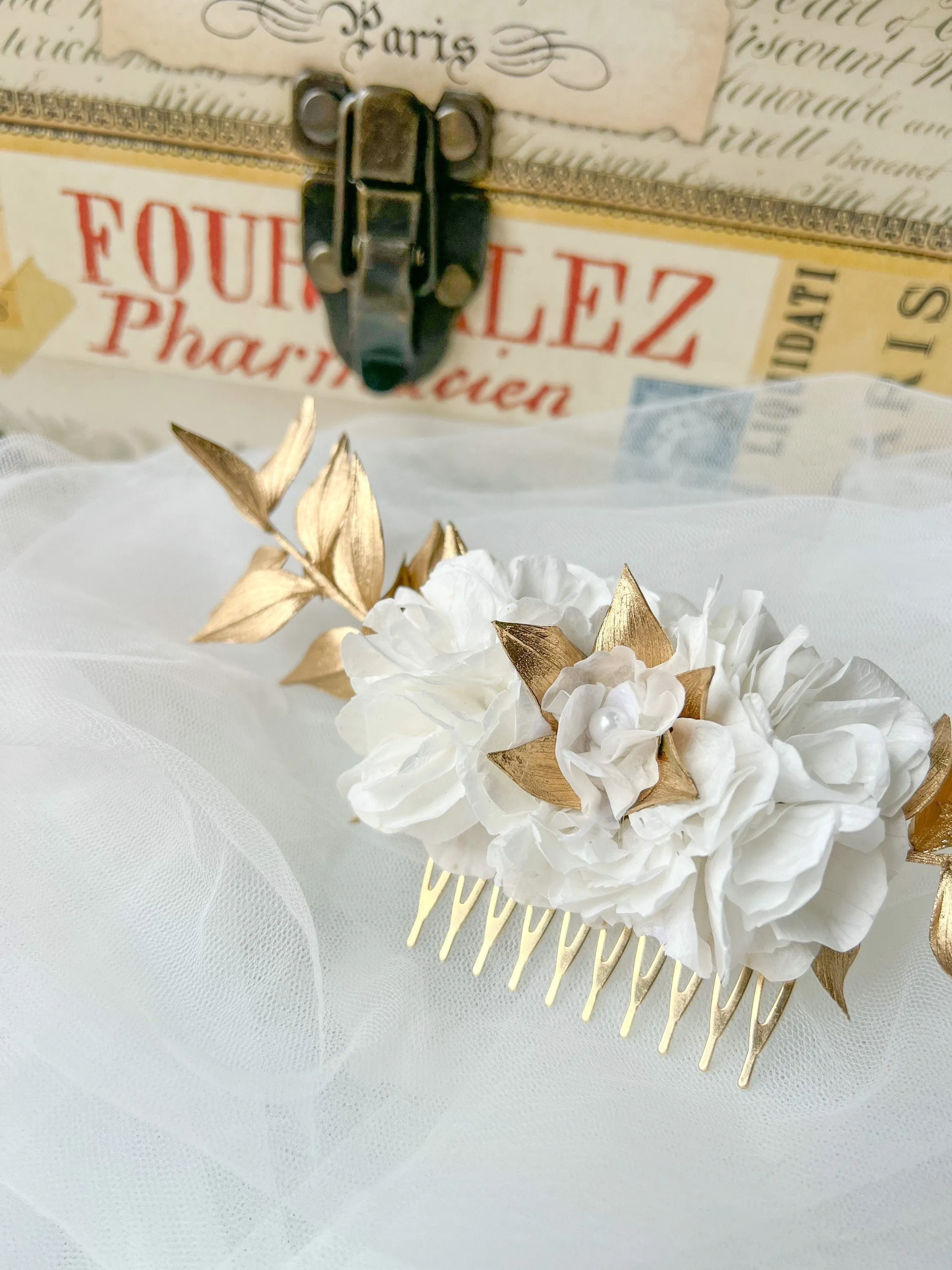 Gold and White Boho Bridal Everlasting Flower Comb, Preserved Hydrangea Italian Ruscus Wedding Hair Comb, Dried Flower Accessories for Bride