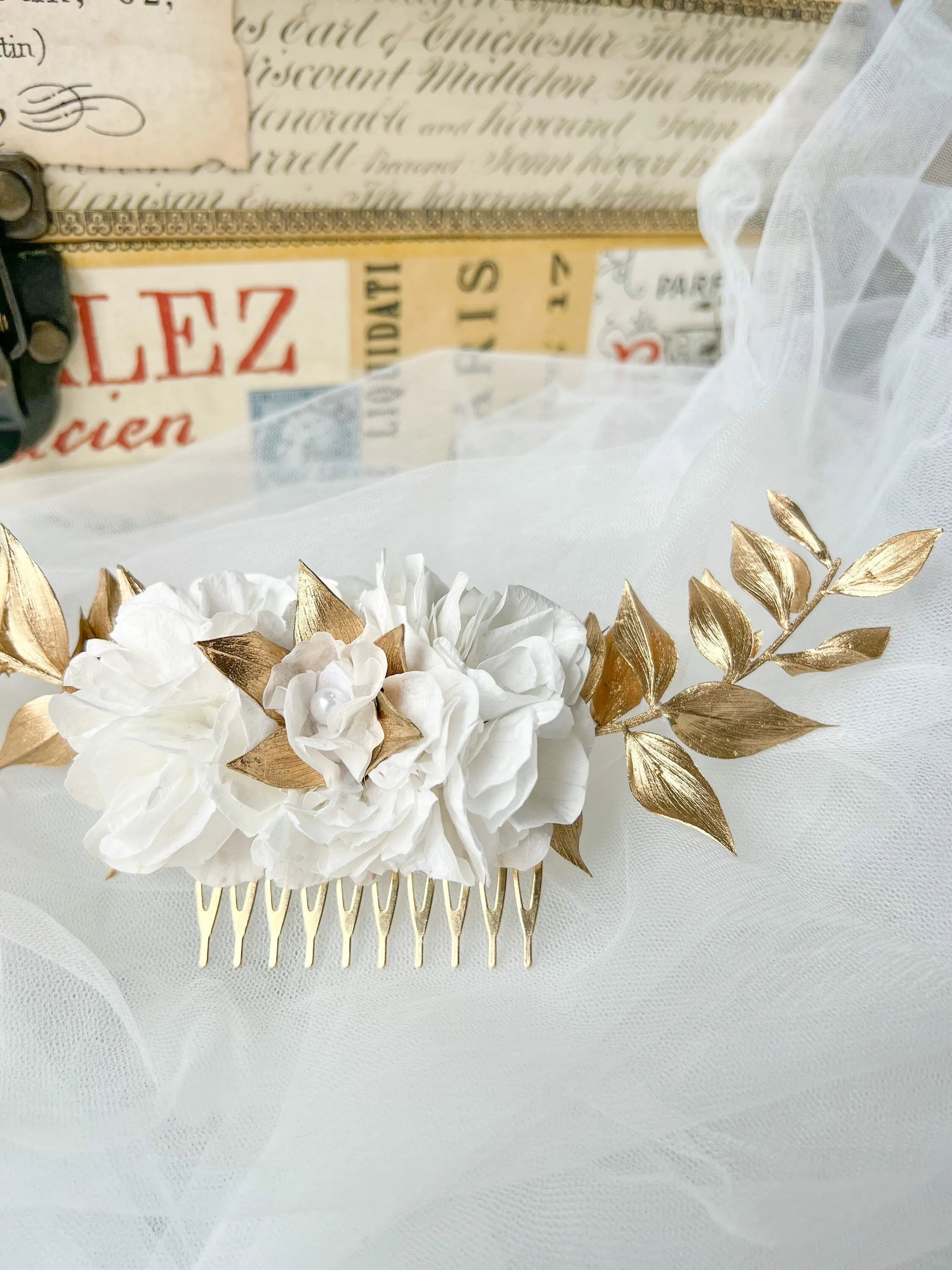 Gold and White Boho Bridal Everlasting Flower Comb, Preserved Hydrangea Italian Ruscus Wedding Hair Comb, Dried Flower Accessories for Bride