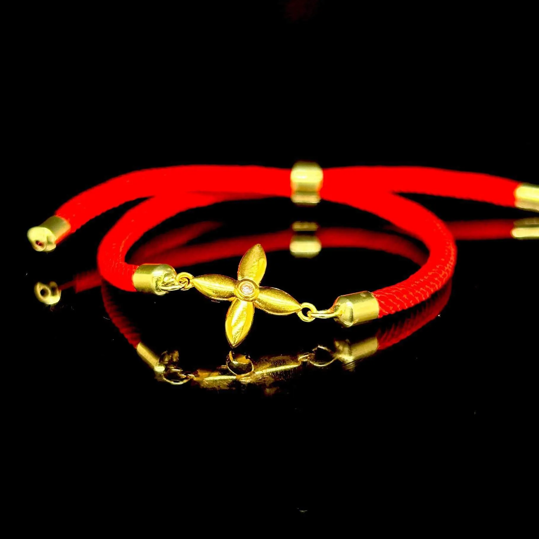 #LoveLVNA | 18kt Golden Clover Center Adjustable Red String Bracelet (FREE ₱10,000 LVNA GCs   24kt Golden Boat worth ₱5,899!)