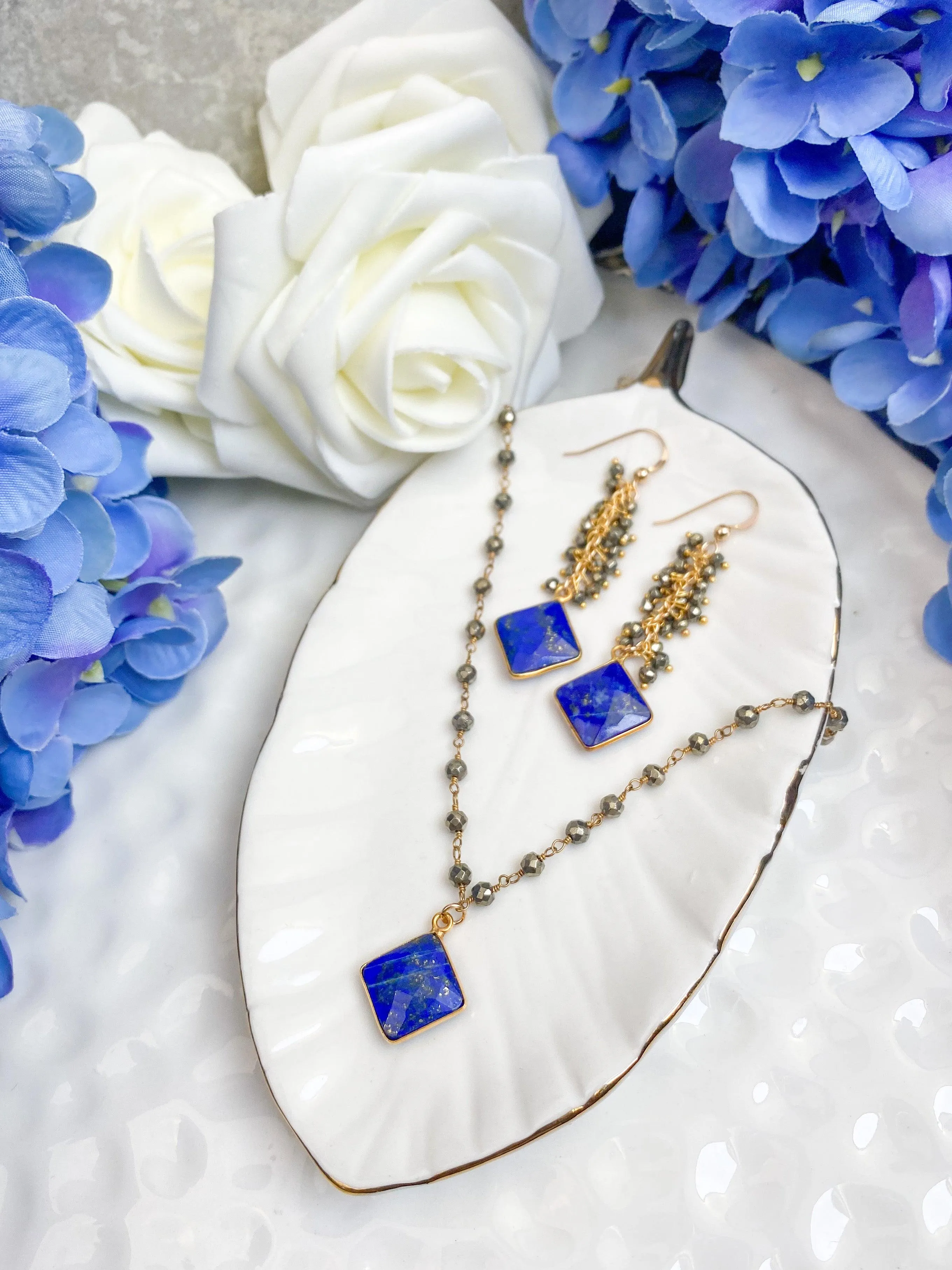 Modern Elegance with Lapis Gem