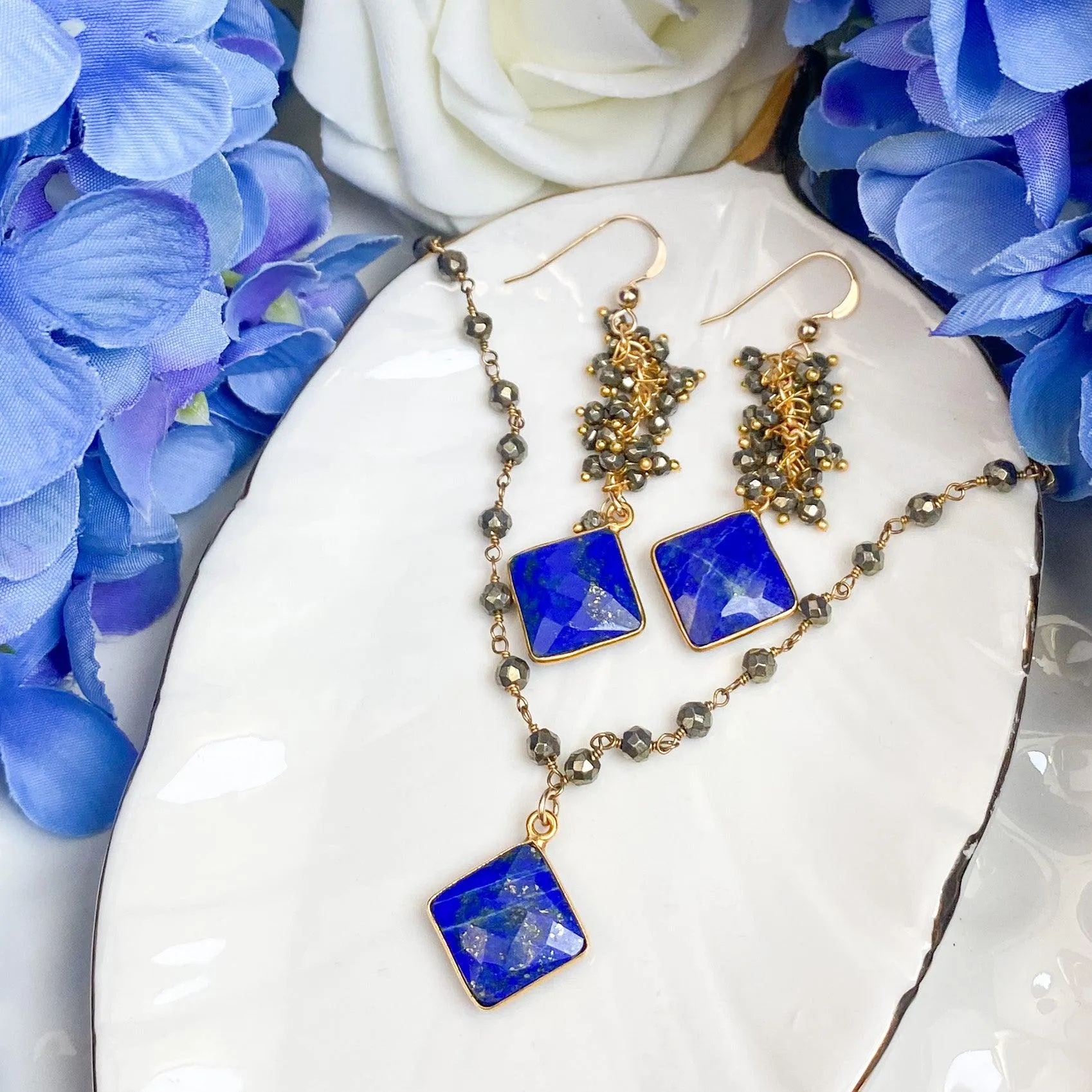 Modern Elegance with Lapis Gem