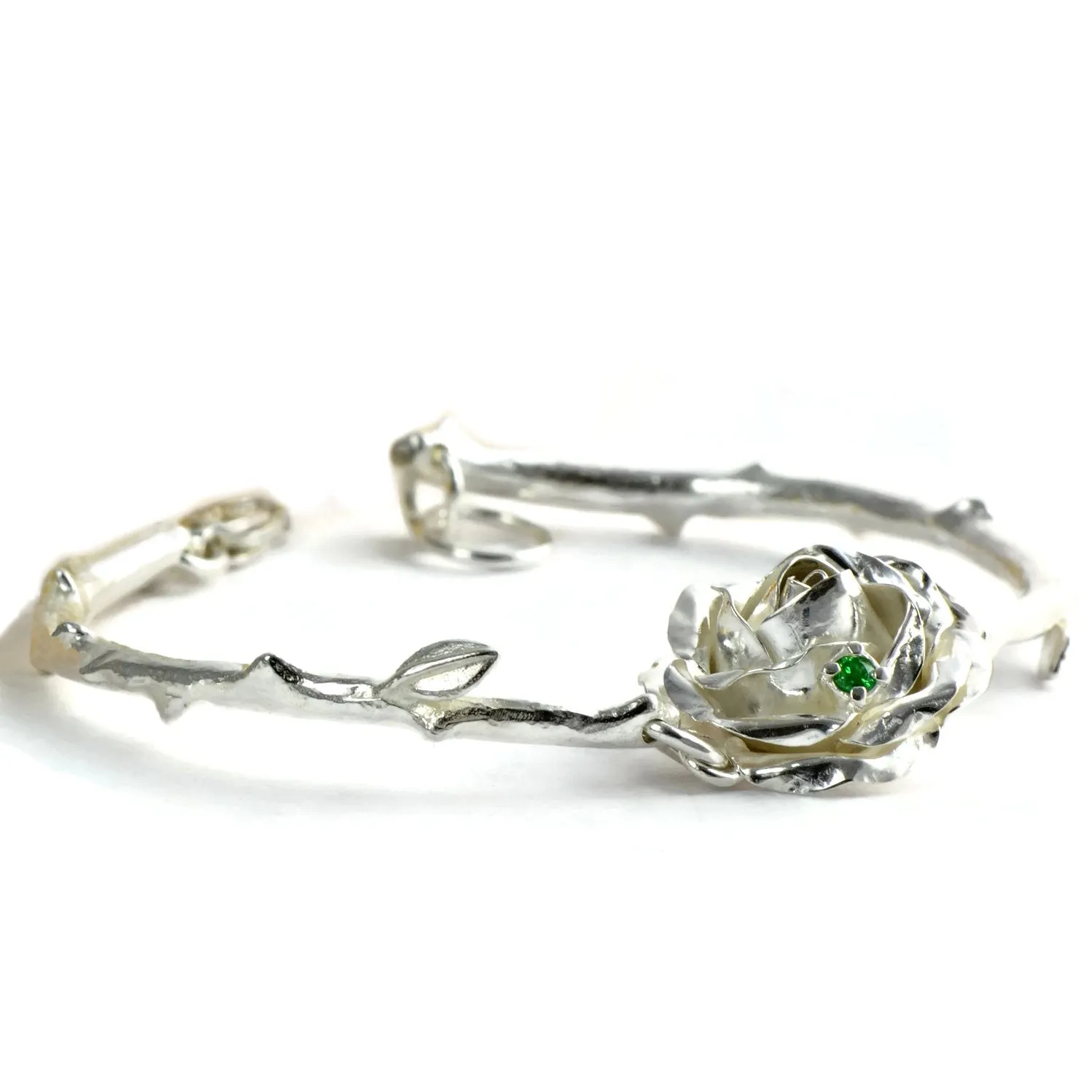 Rose bracelet with a bright Tsovorite, 1.5cm rose