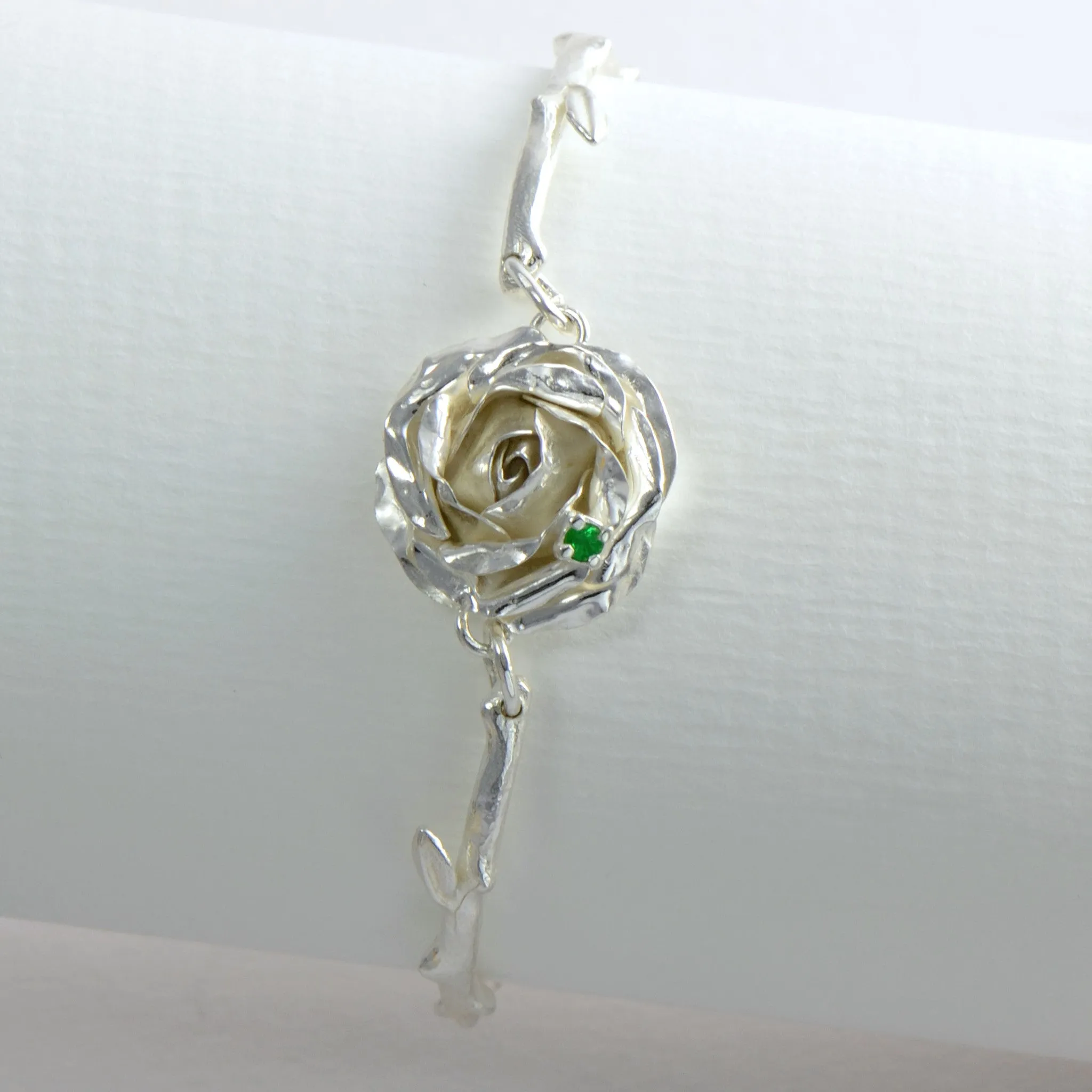 Rose bracelet with a bright Tsovorite, 1.5cm rose