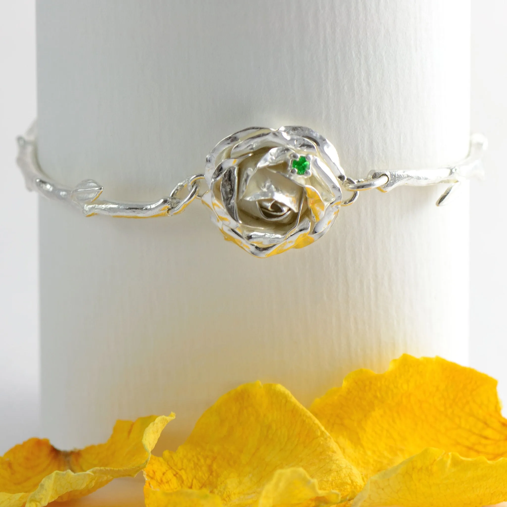 Rose bracelet with a bright Tsovorite, 1.5cm rose