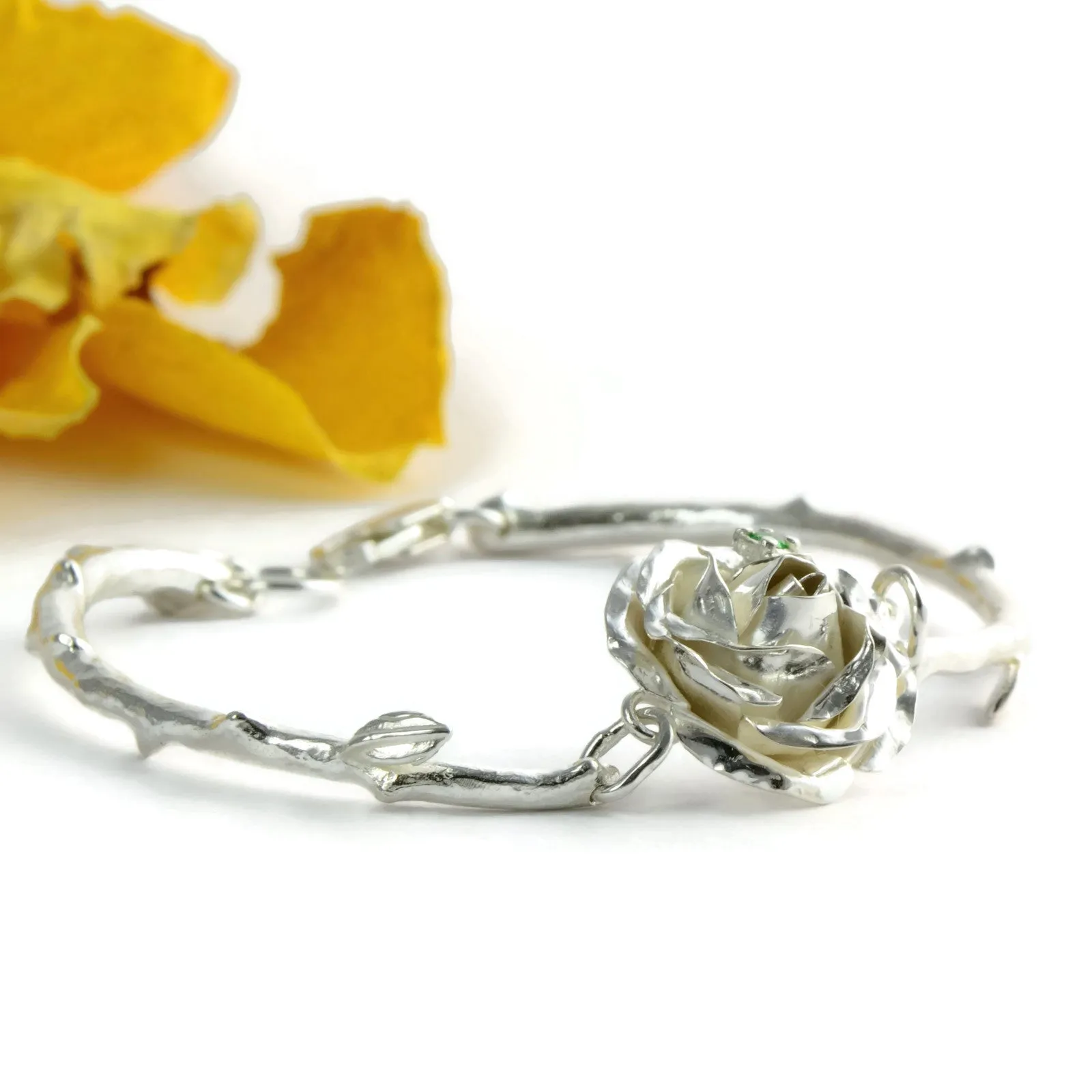 Rose bracelet with a bright Tsovorite, 1.5cm rose